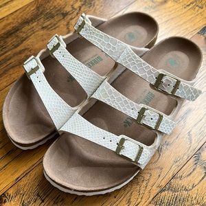 Women Birkenstock Florida sandal. Never worn. Size 41. Refer to pics